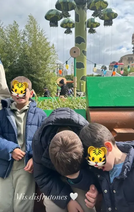 Jessica y Luitingo con los hijos de ella en Disney.