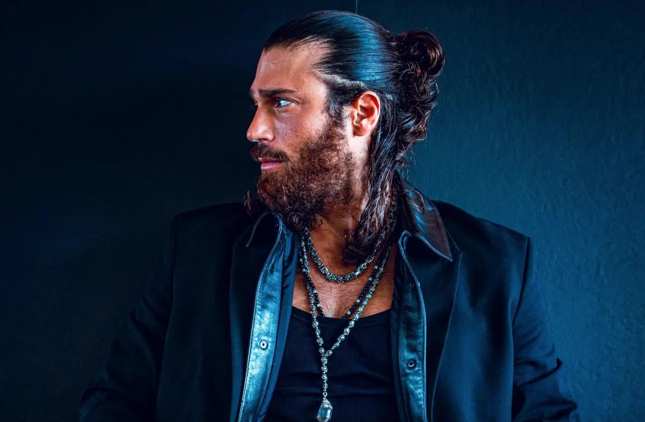 Can Yaman posando de lado.