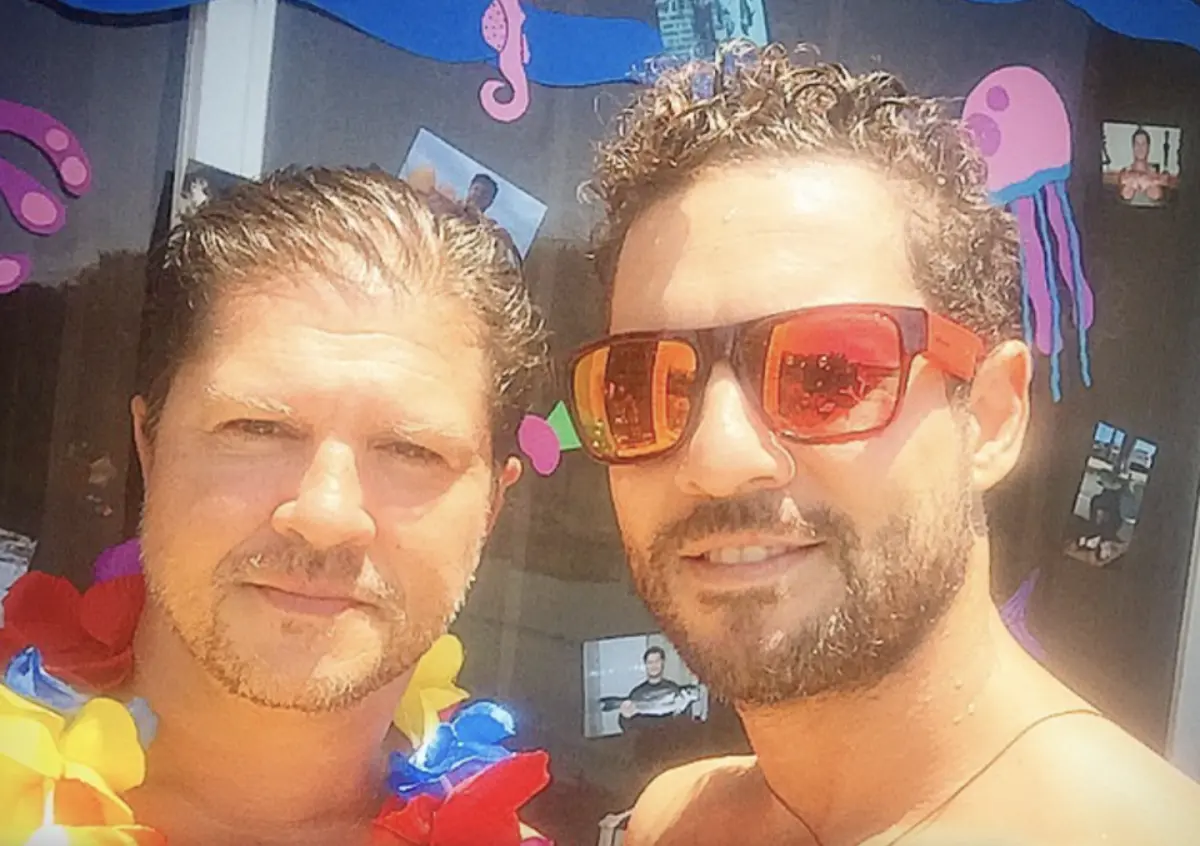 David Bisbal, muy contento posando con su hermano, José María.