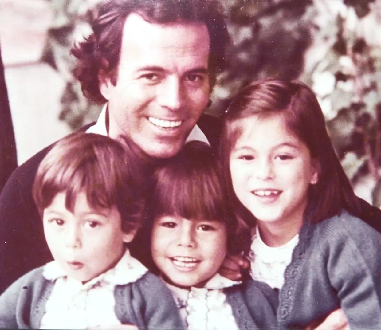 Julio Iglesias junto a sus 3 hijos mayores