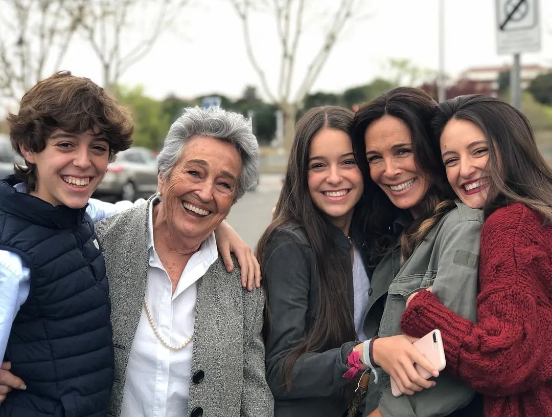 Lydia Bosch con su madre y sus hijos.