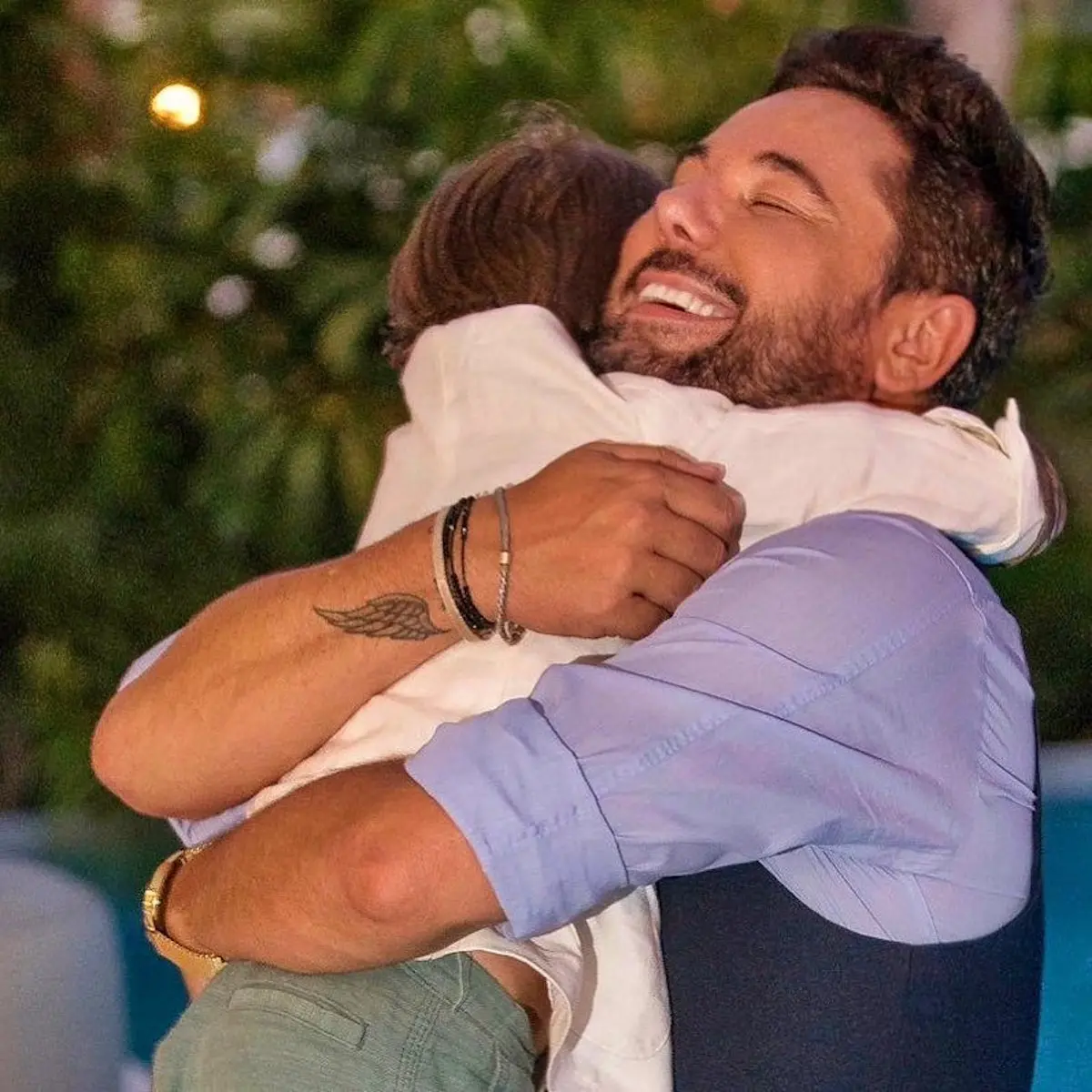 Miguel Poveda abrazando a su hijo