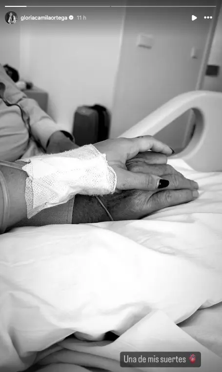 Gloria Camila, acompañada desde la cama del hospital.