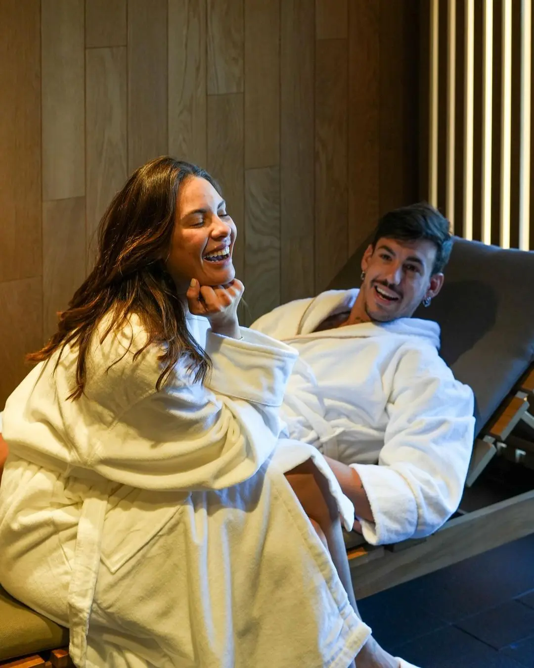 Luitingo y Jessica Bueno en un spa.