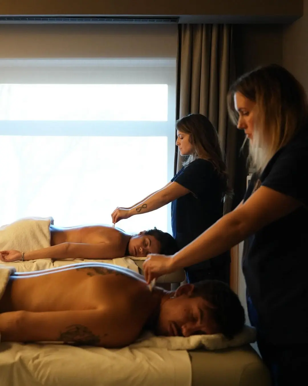 Luitingo y Jessica Bueno en un spa.