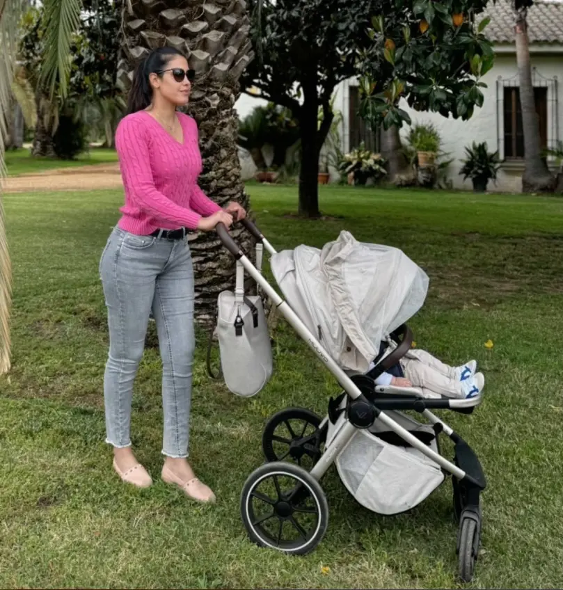 Gabriela Guillén posando con el carrito de su bebé.