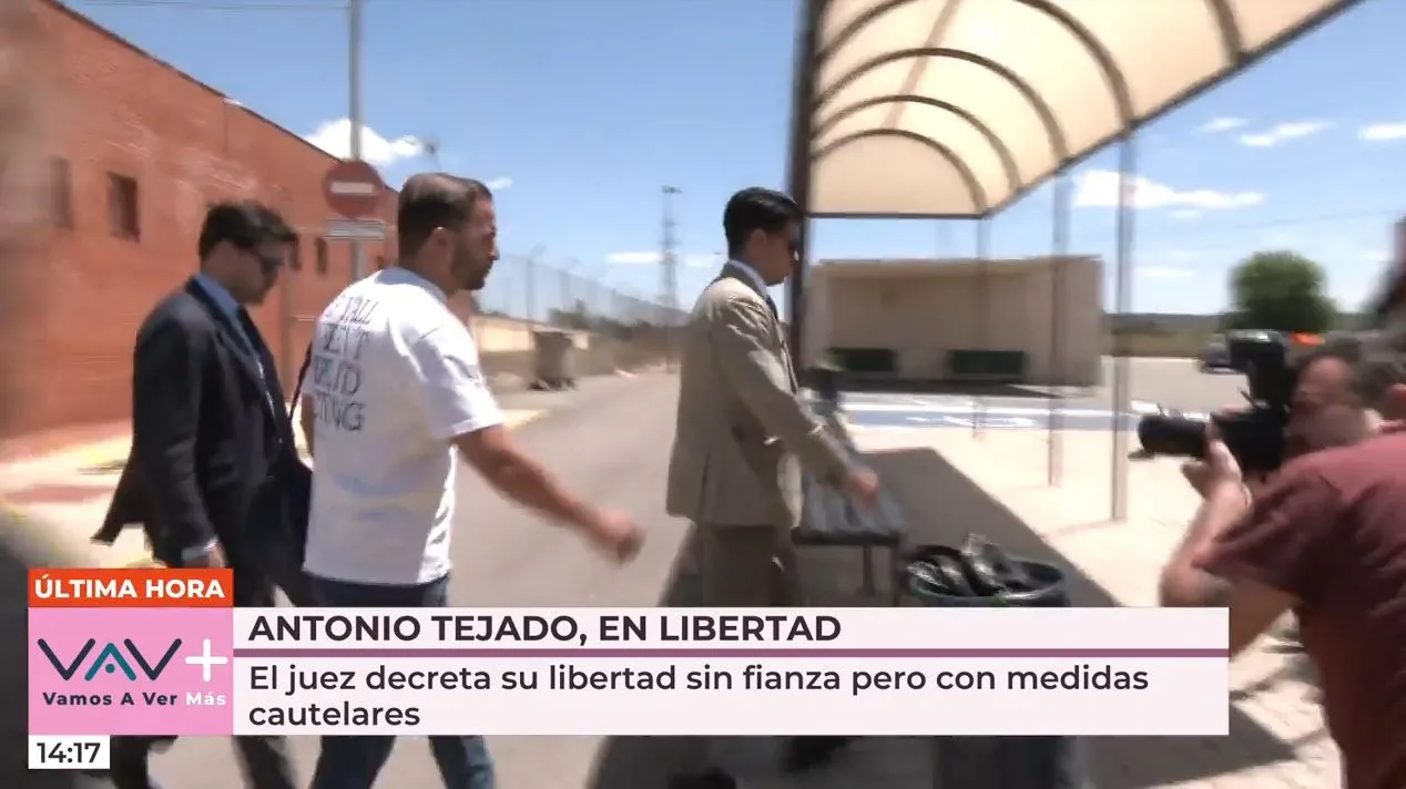 Antonio Tejado saliendo de la cárcel.