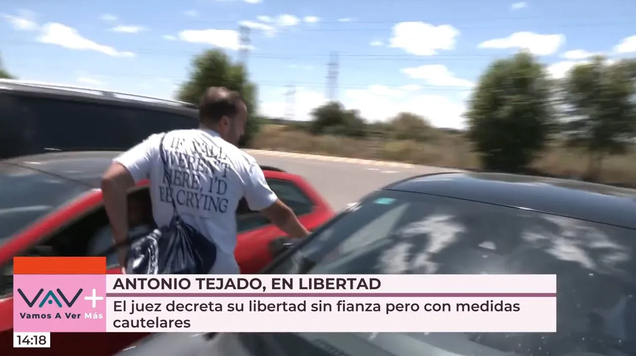 Antonio Tejado saliendo de la cárcel.