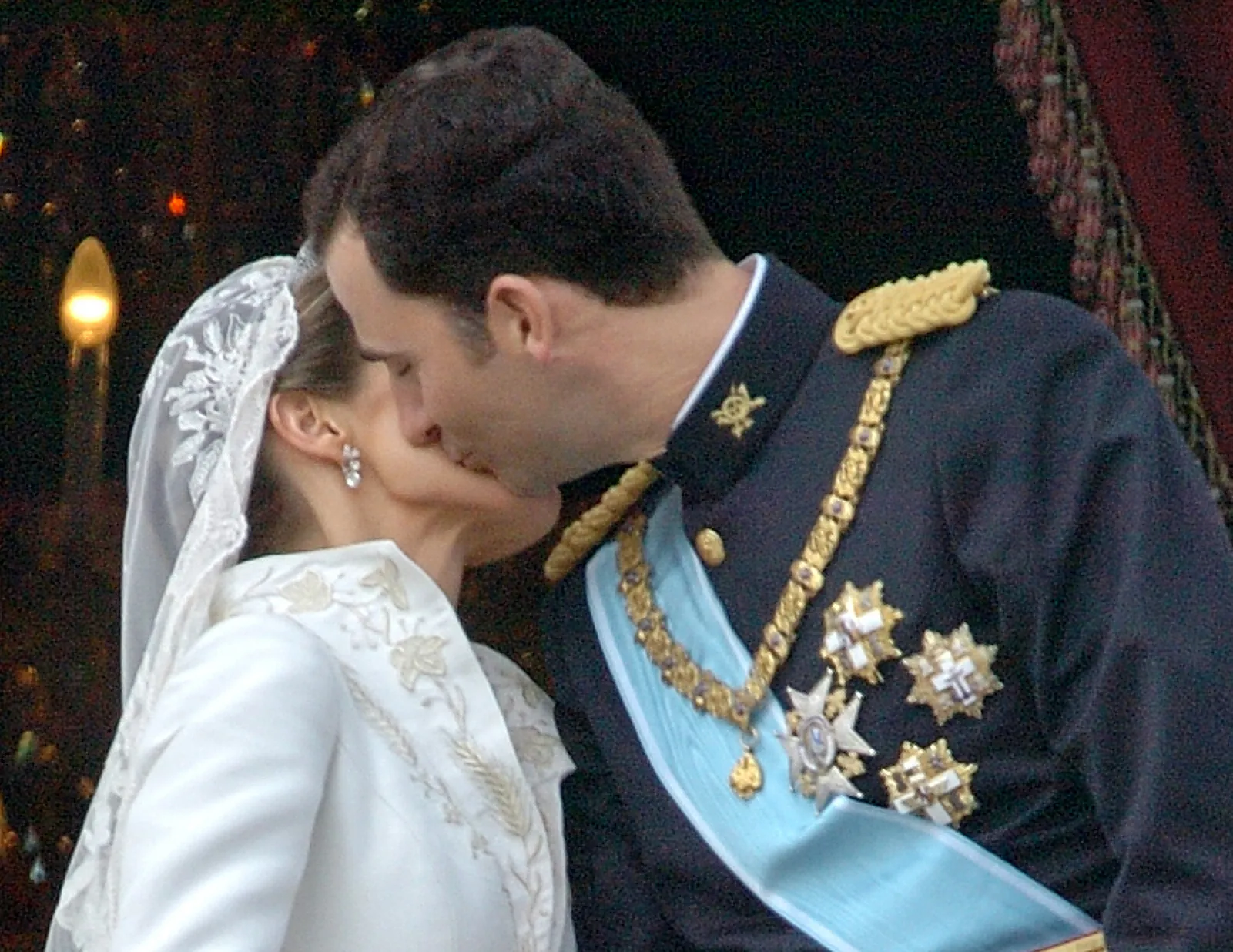 Felipe y Letizia se besan en su boda.