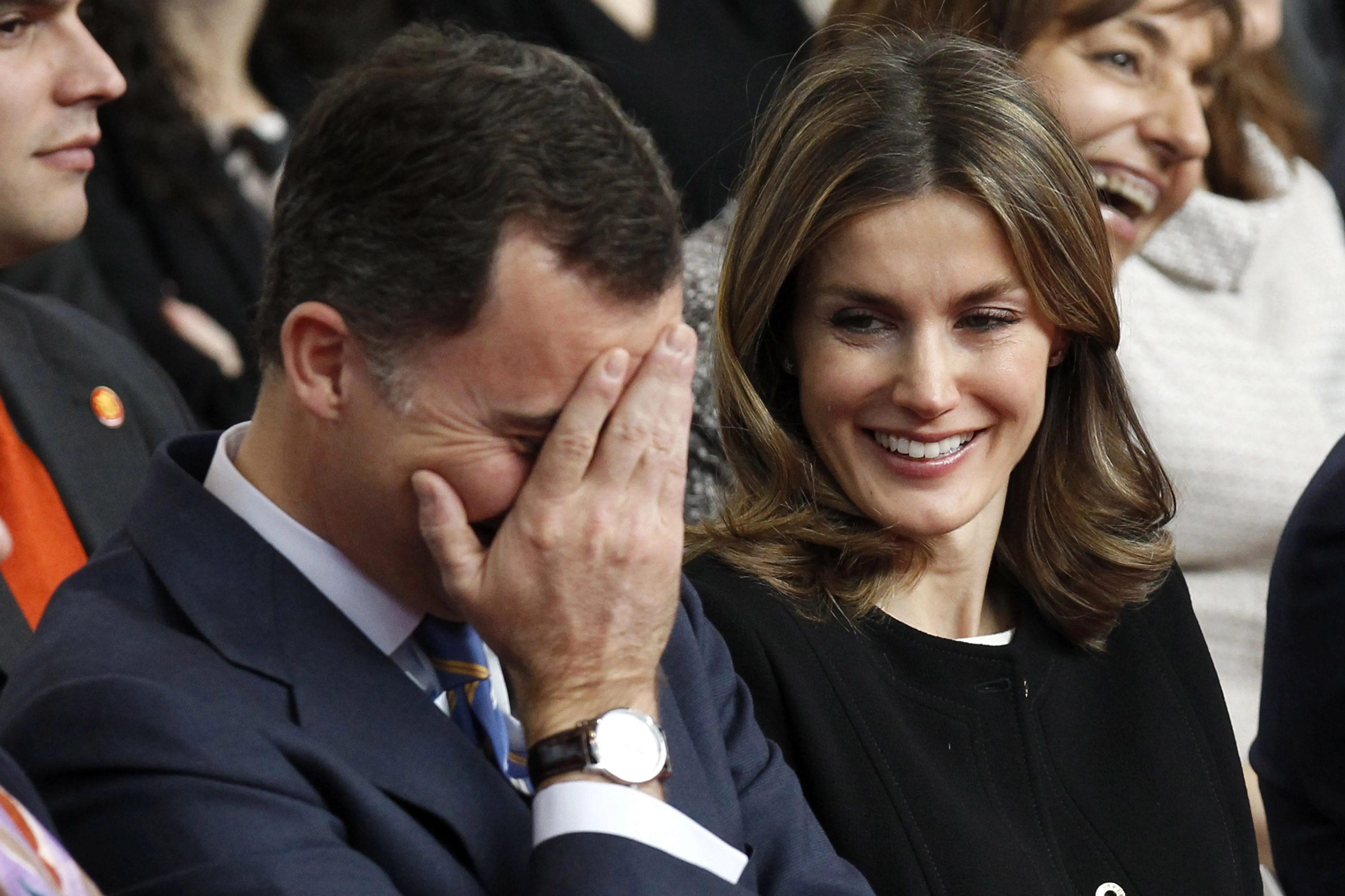 Felipe se ríe con Letizia.
