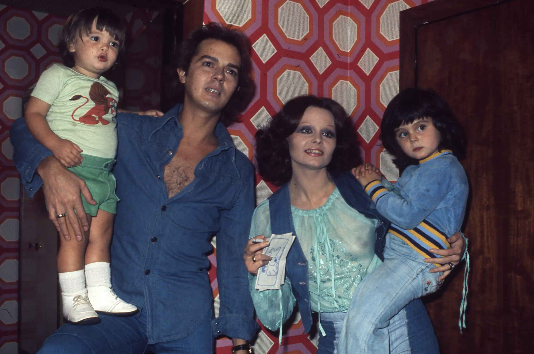 Sheila Dúrcal y Carmen Morales con su madre y su padre.