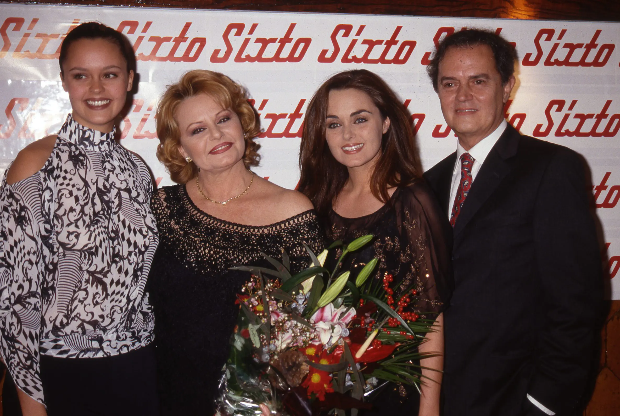 Sheila Dúrcal y Carmen Morales con su padre y su madre.