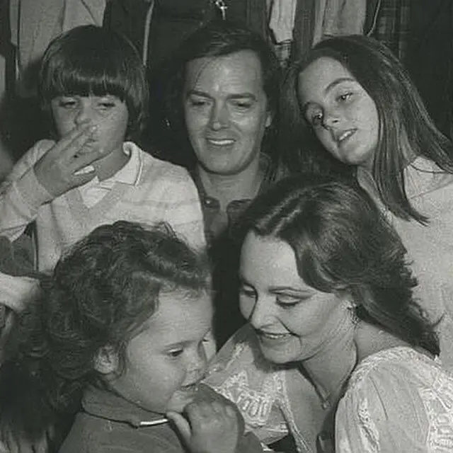 Sheila Dúrcal y Carmen Morales con su familia.