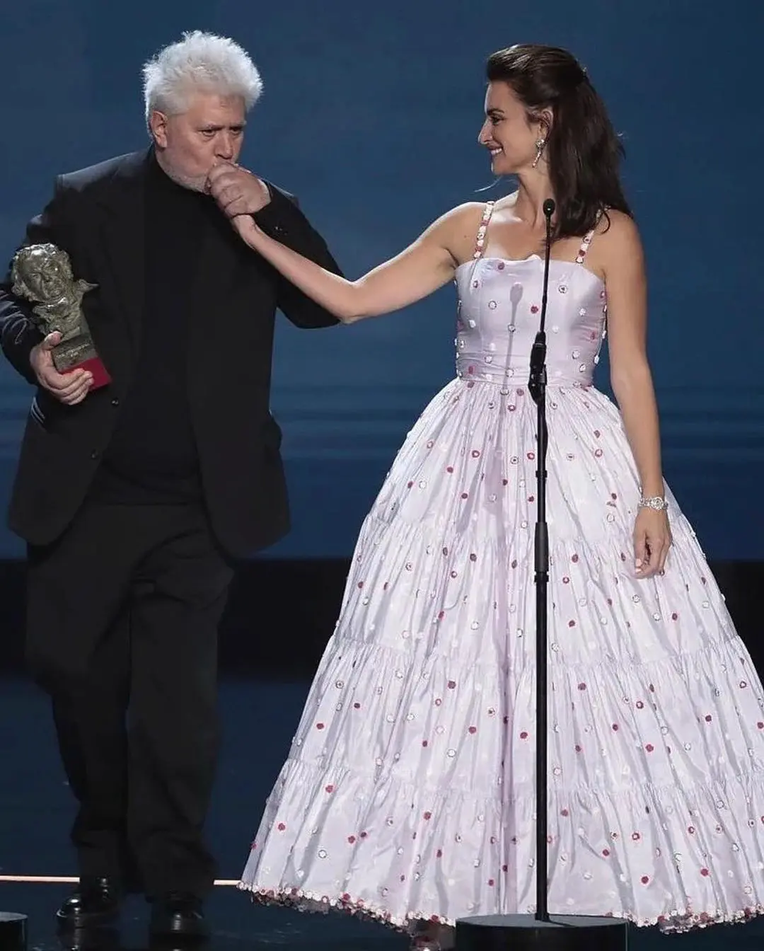 Penélope Cruz junto con Pedro Almodóvar tras ganar el Goya.