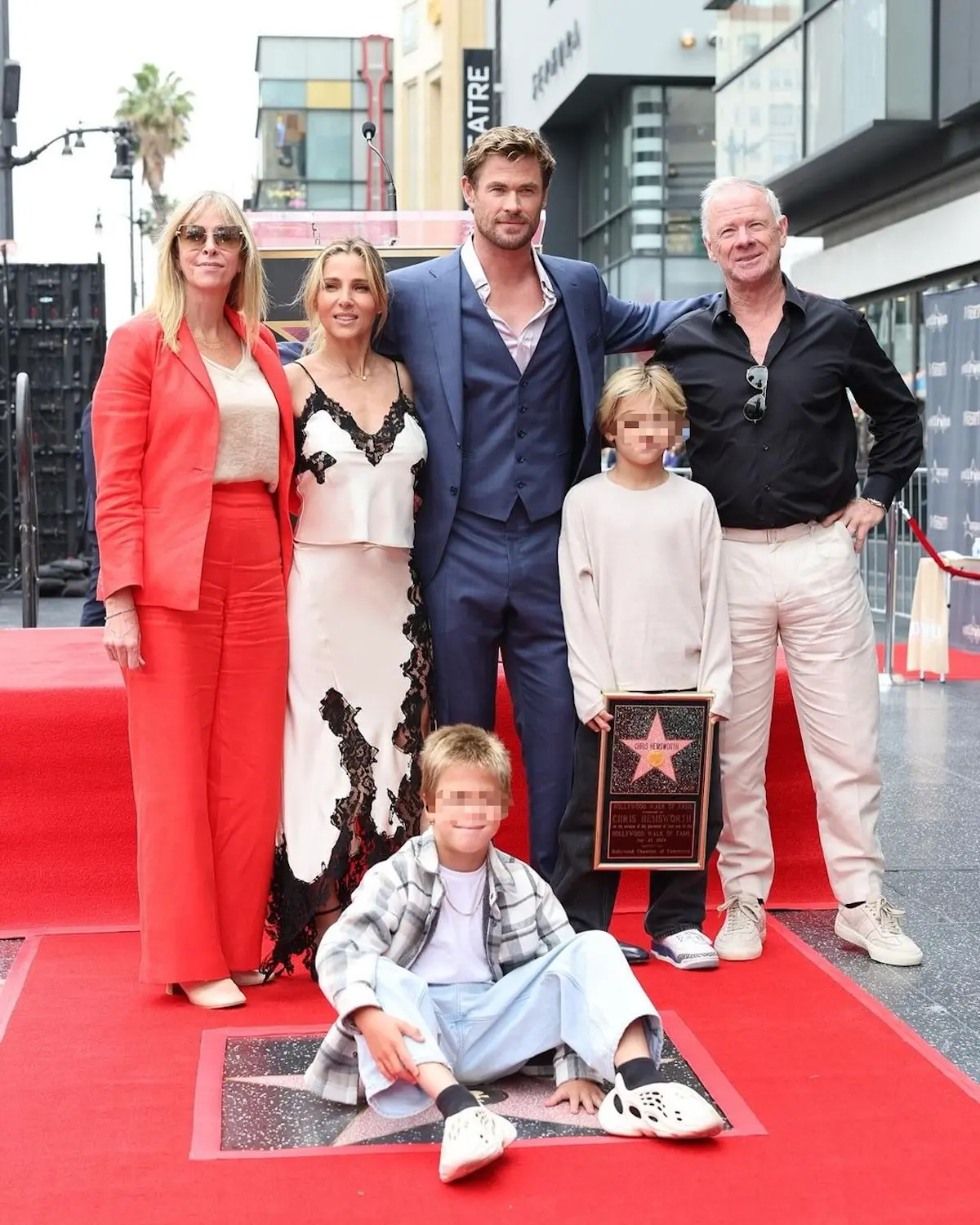 Elsa Pataky y Chris Hemsworth con sus hijos y sus suegros