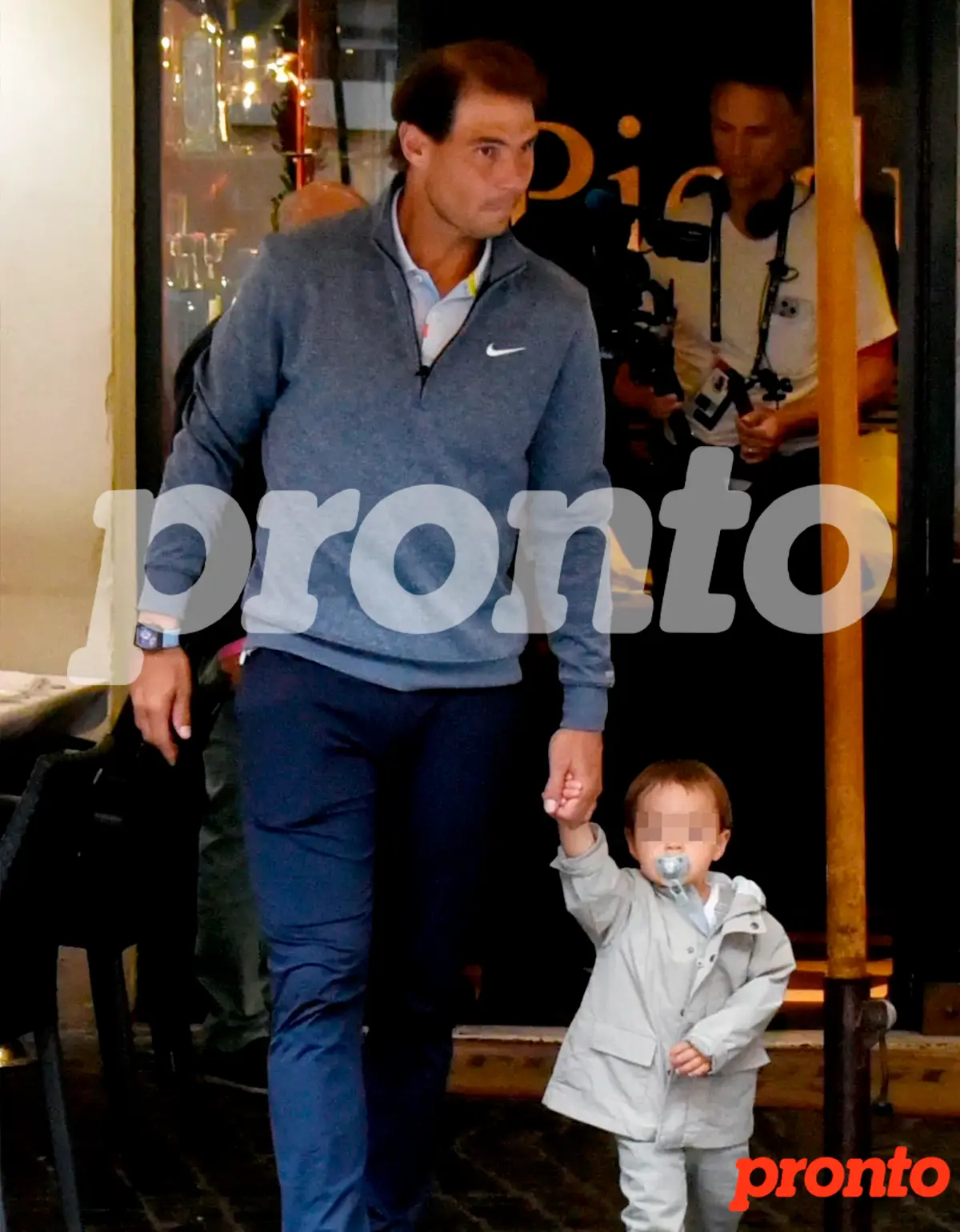 Rafa Nadal paseando con su hijo.