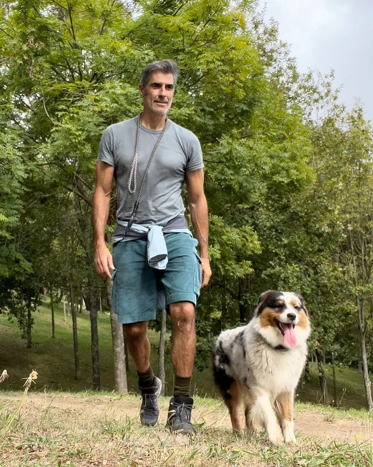 Jorge Fernández con su perro.