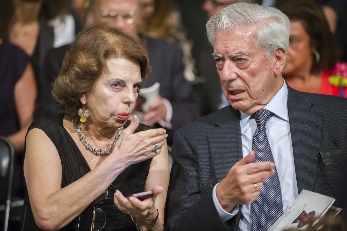 Mario Vargas Llosa con su mujer