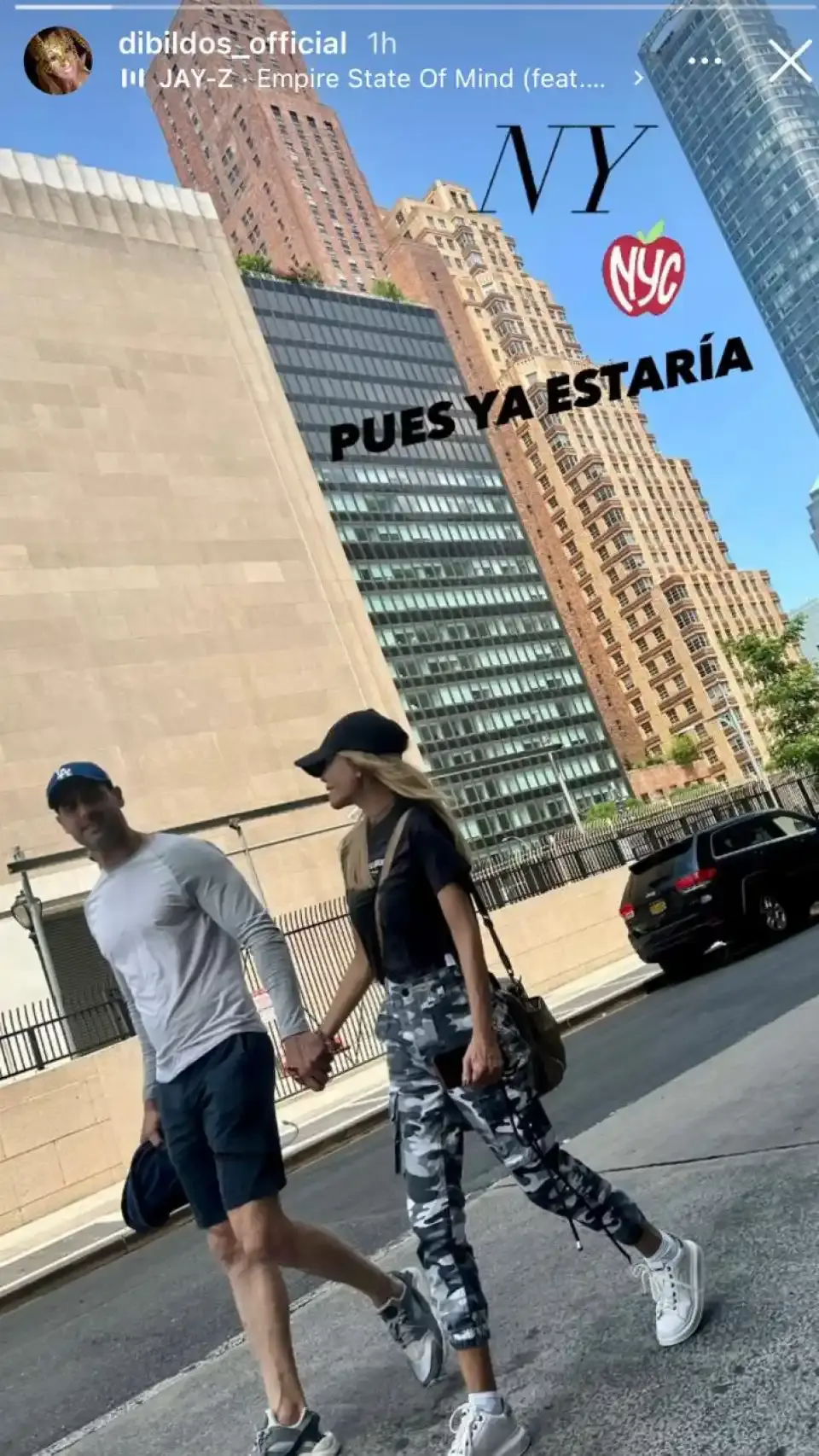 Lara Dibildos paseando por Nueva York con Carlos.
