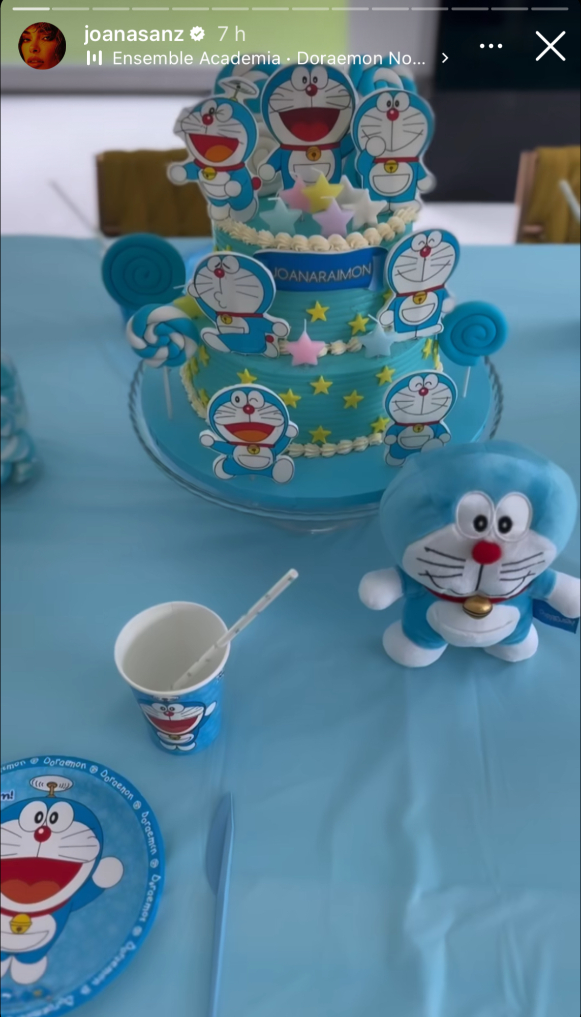 La modelo ha elegido a Doraemon para ser el protagonista de su tarta