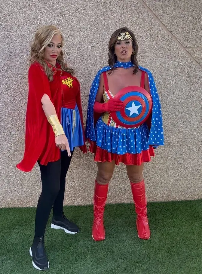 Belén y Anabel disfrazadas de superheroinas
