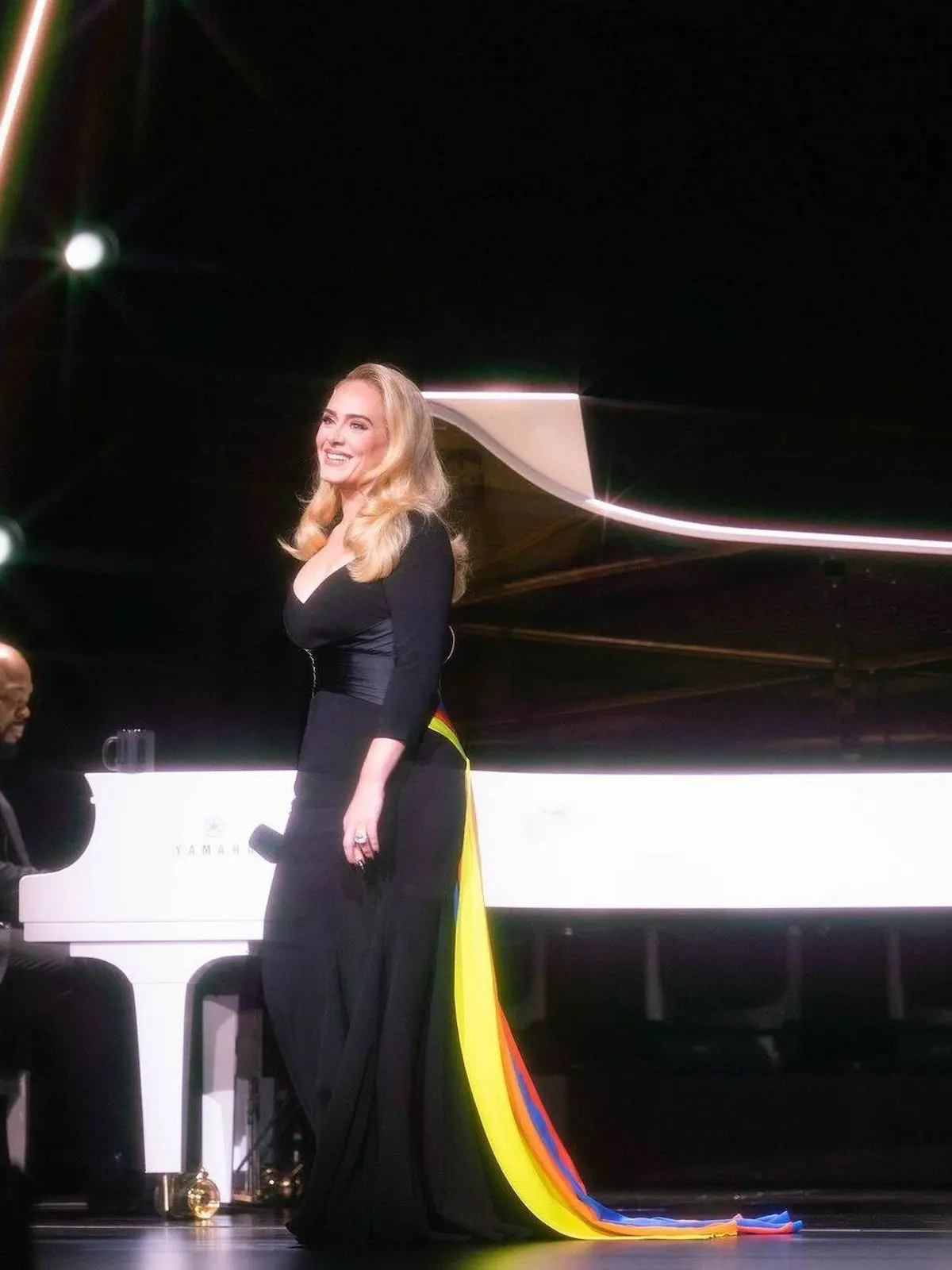 Adele con bandera LGTBI