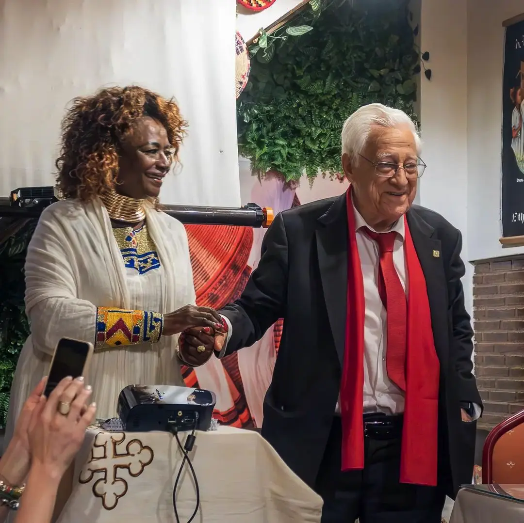 El Padre Ángel en la cena solidaria organizada para recaudar fondos Aymeong , con quienes colabora Mensajeros de la Paz en su incansable labor por la salud materno-infantil en Etiopía