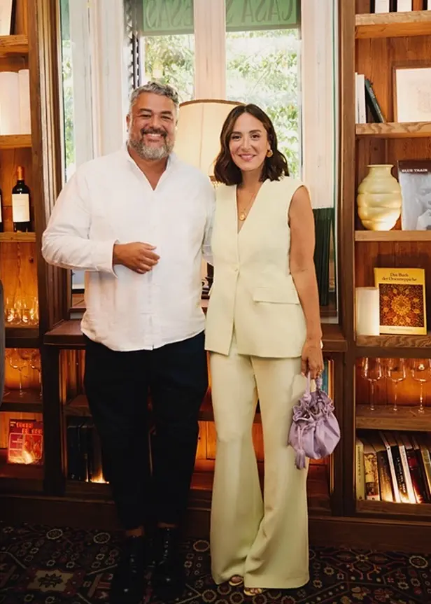 Tamara Falcó junto al diseñador Nacho Aguayo, ambos han colaborado en la nueva colección de Pedro del Hierro.