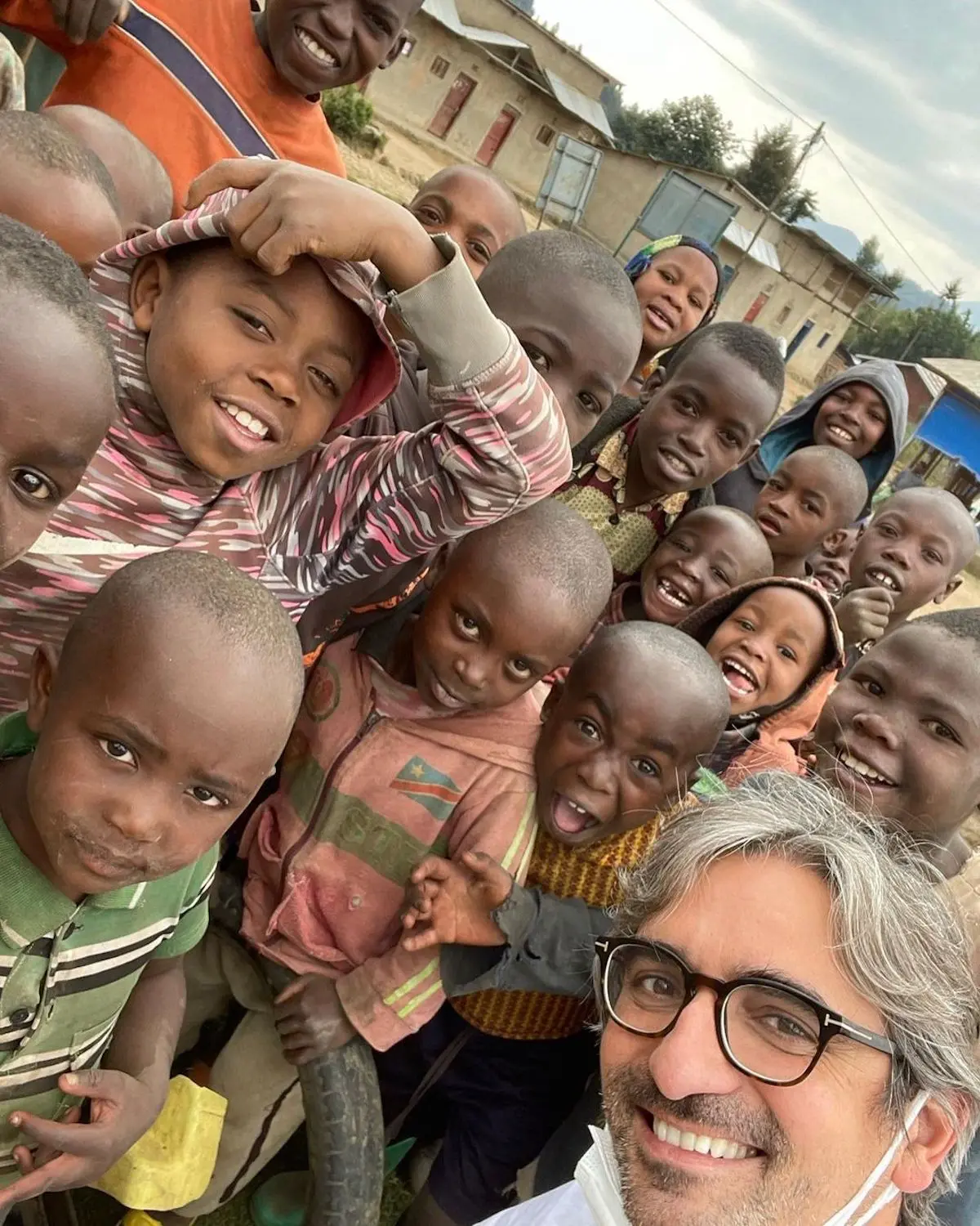 El doctor González Rivas rodeado de niños durante uno de sus viajes a África.