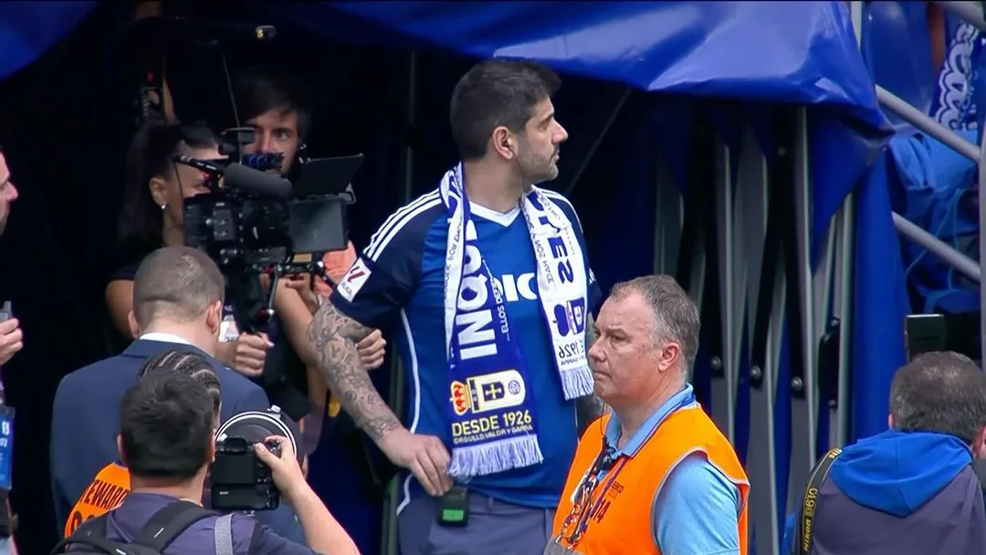 Melendi minutos antes de cantar la canción del Real Oviedo.