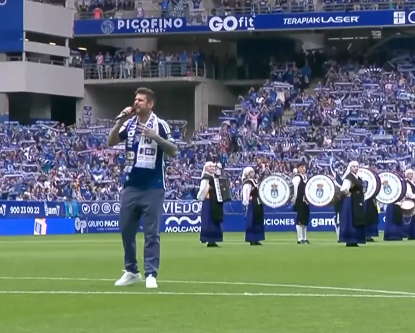 Melendi en el centro del campo del Estadio Carlos Tartiere, emocionado por la reacción de la afición.