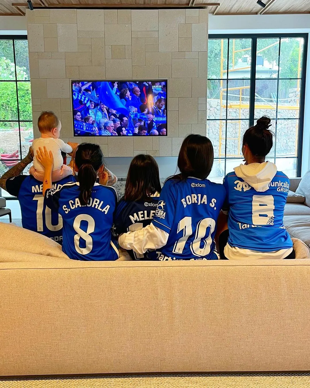 La familia de Melendi siguiendo el partido desde casa.