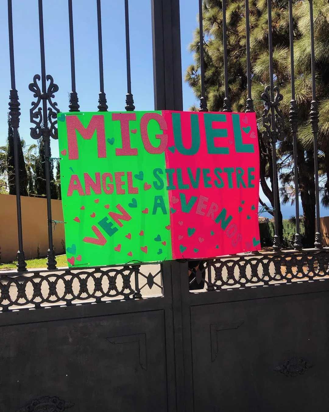 El colegio ha colgado esta pancarta para decirle al actor las ganas que tienen de conocerlo