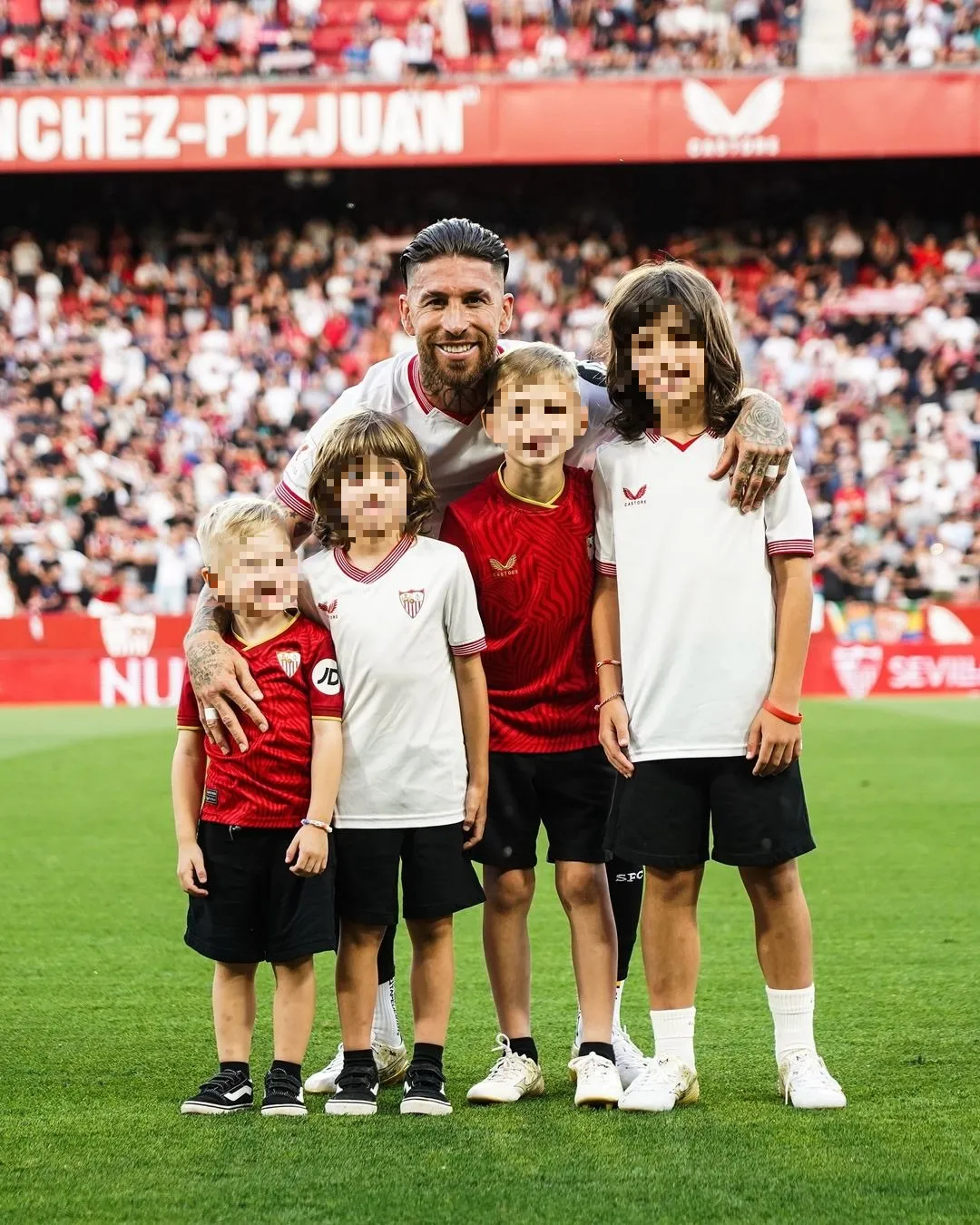 Los hijos de Pilar y Sergio son aficionados al fútbol y dan apoyo a su padre en los partidos más importantes.