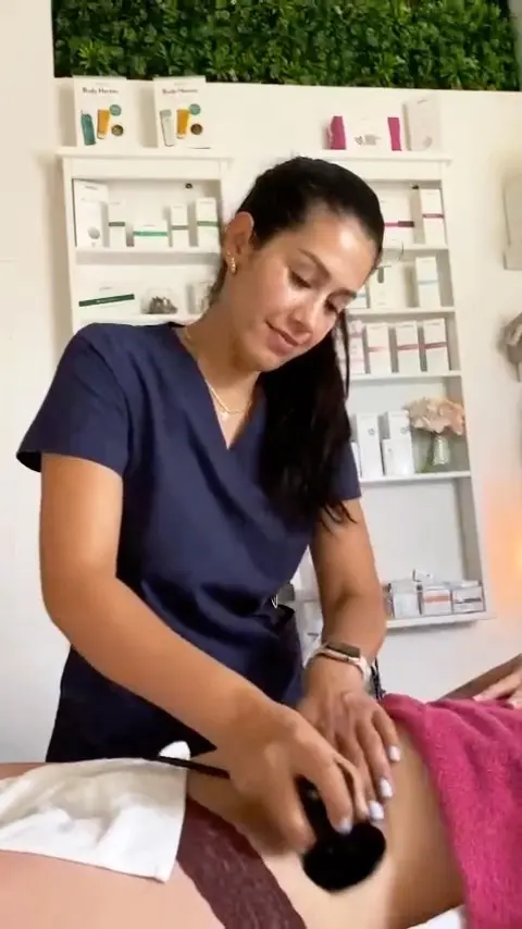 Gabriela Guillén realizando tratamientos de belleza.