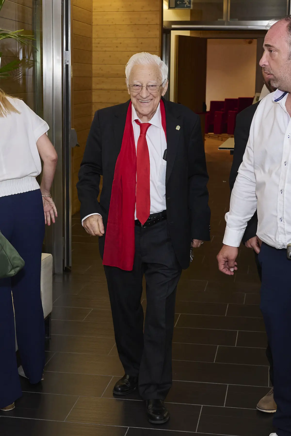 El padre Ángel ha entrado con una gran sonrisa al acto