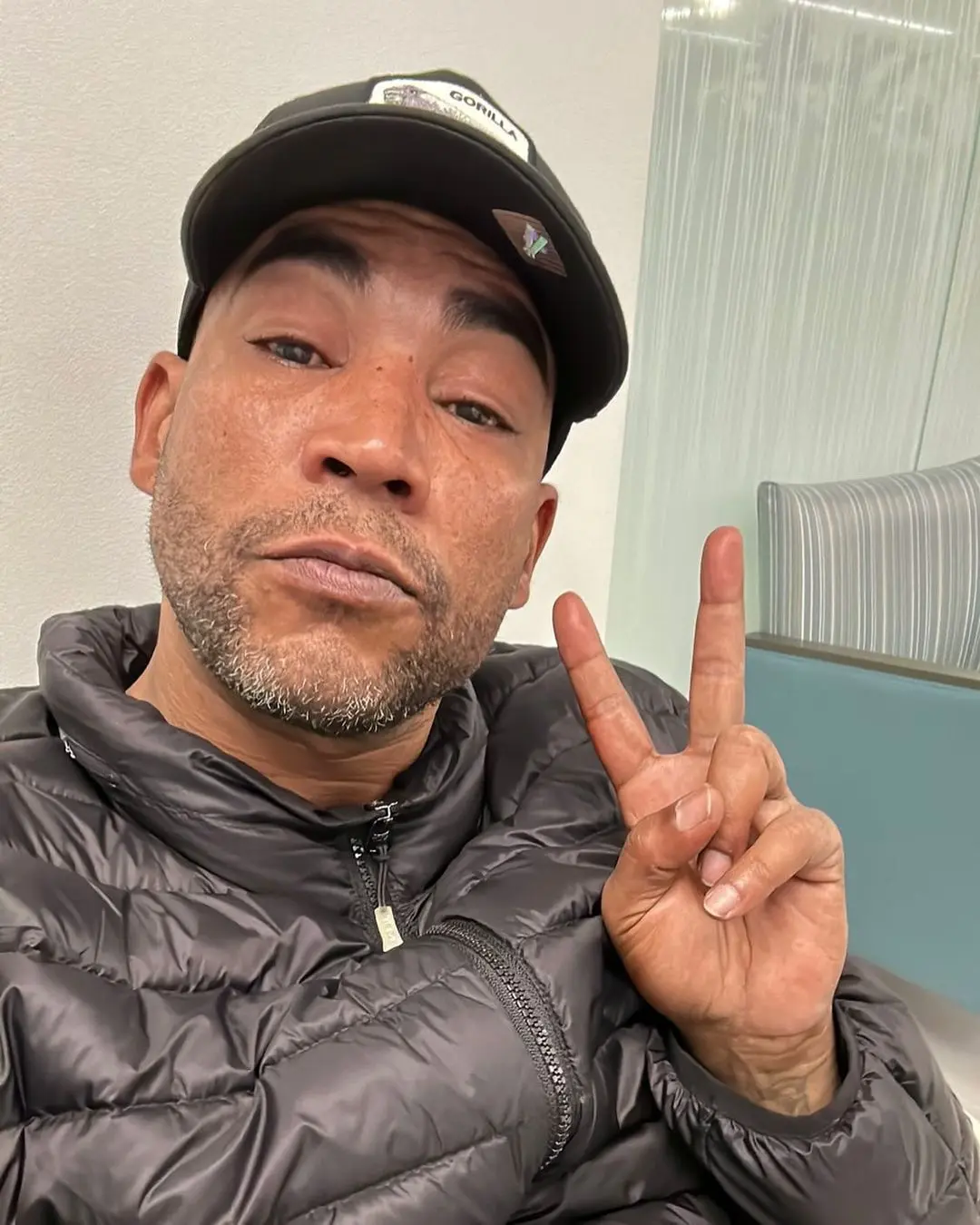 Don Omar tras la operación. En esta imagen el cantante agradece "haberse levantado sin cáncer".