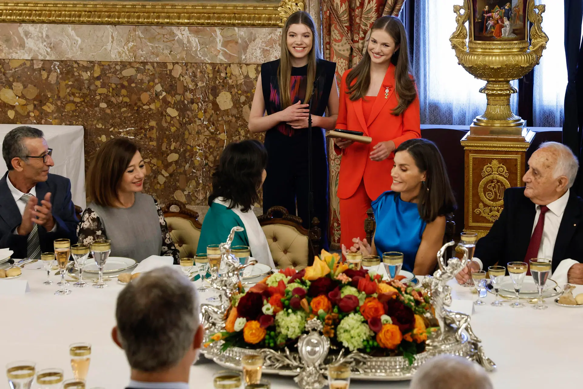 Rey Felipe y reina Letizia con sus hijas, Leonor y Sofía.
