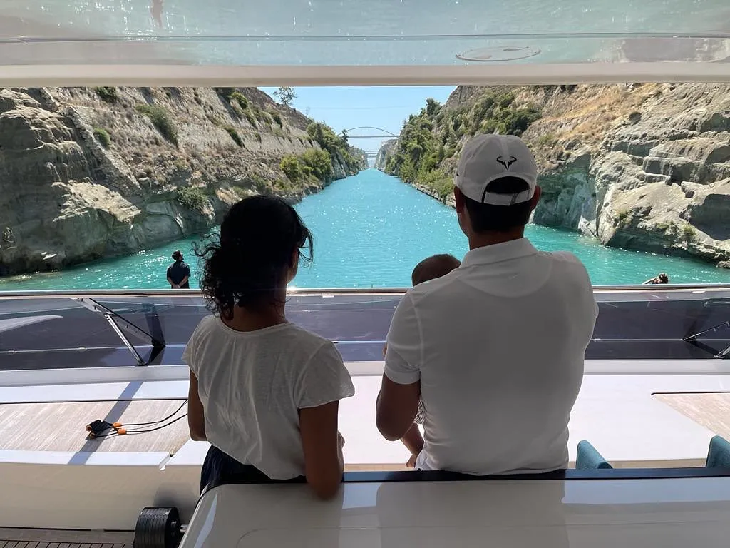 Rafa Nadal y Mery Perelló con su hijo en su yate.