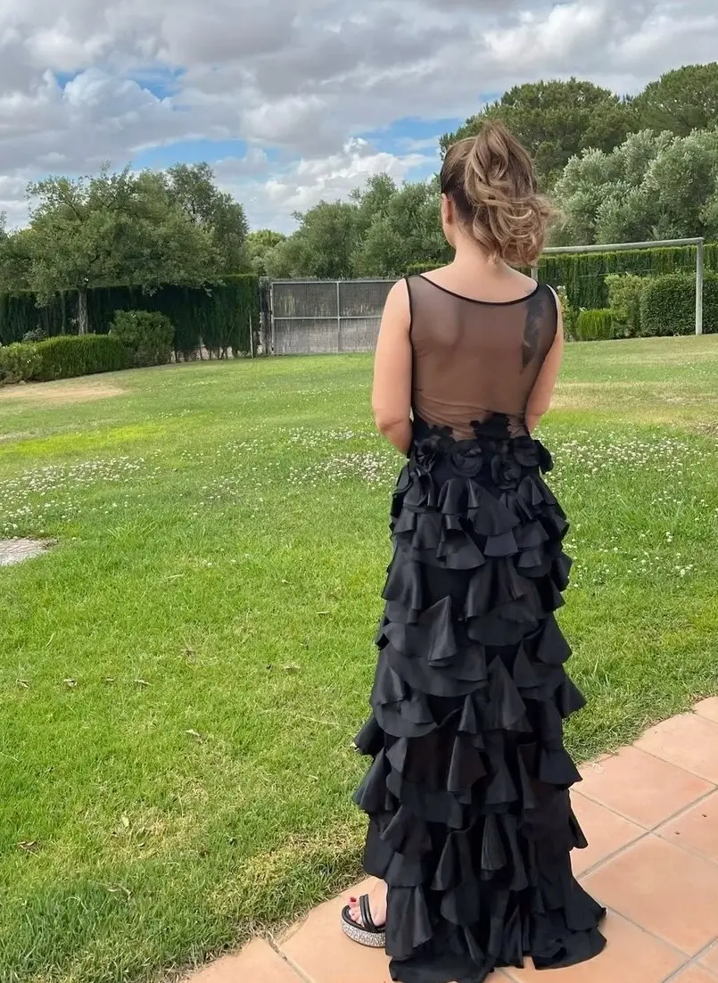María José Campanario con un bonito vestido negro y espalda semitransparente.