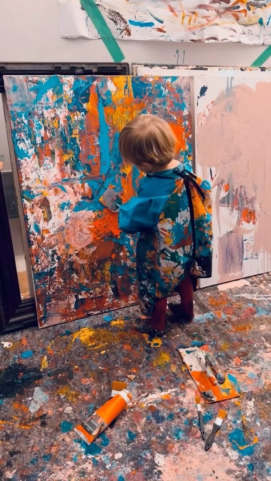 Un niño de 2 años pinta cuadros que valen 146.000 dólares