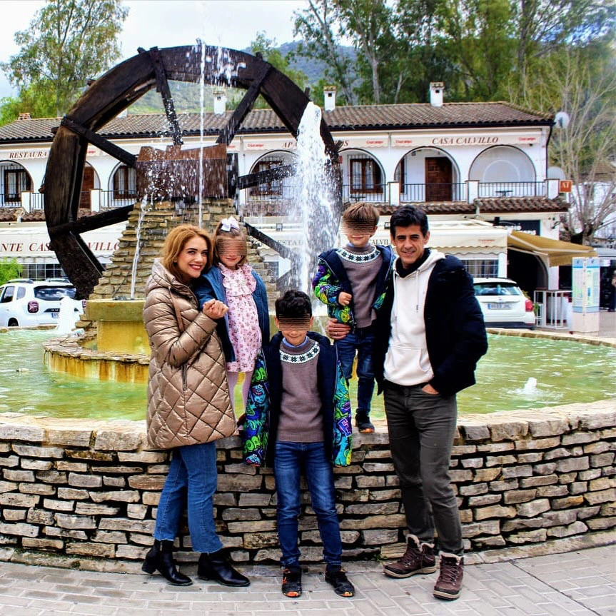 Beatriz Trapote y Víctor Janeiro con sus hijos.