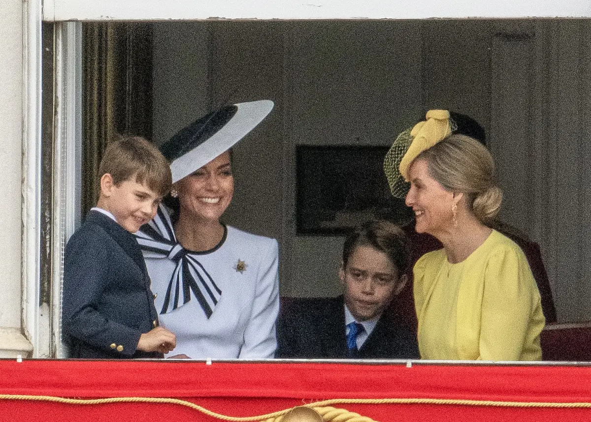 Katte Middleton junto a sus hijos en el balcón