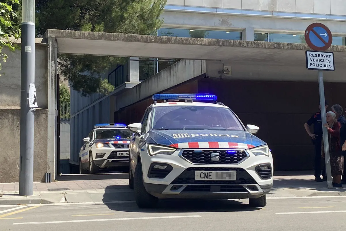 El coche policial lleva a Carlos Navarro a la cárcel.