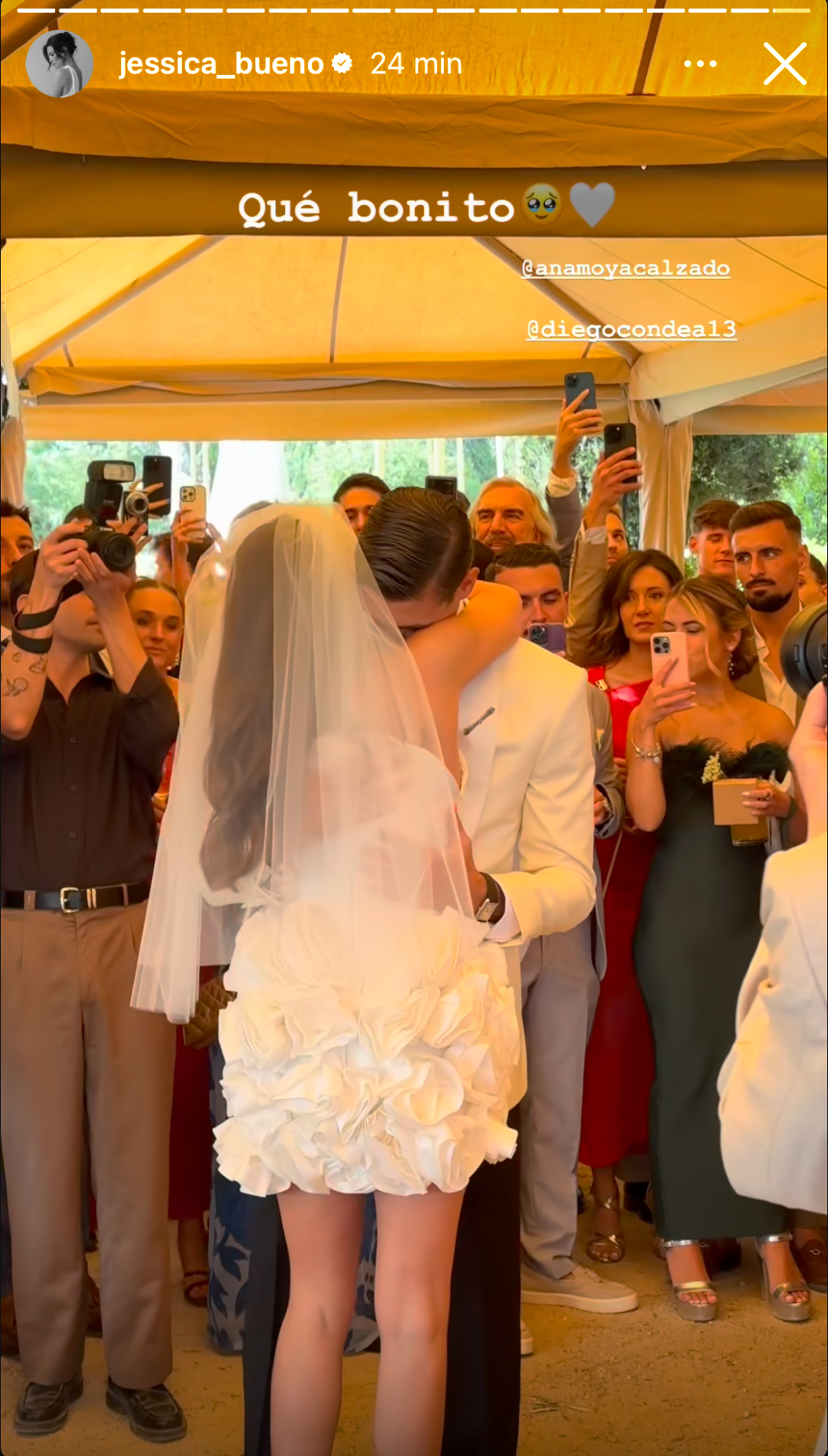 Ana Moya y Diego Conde bailan en su celebración de boda.