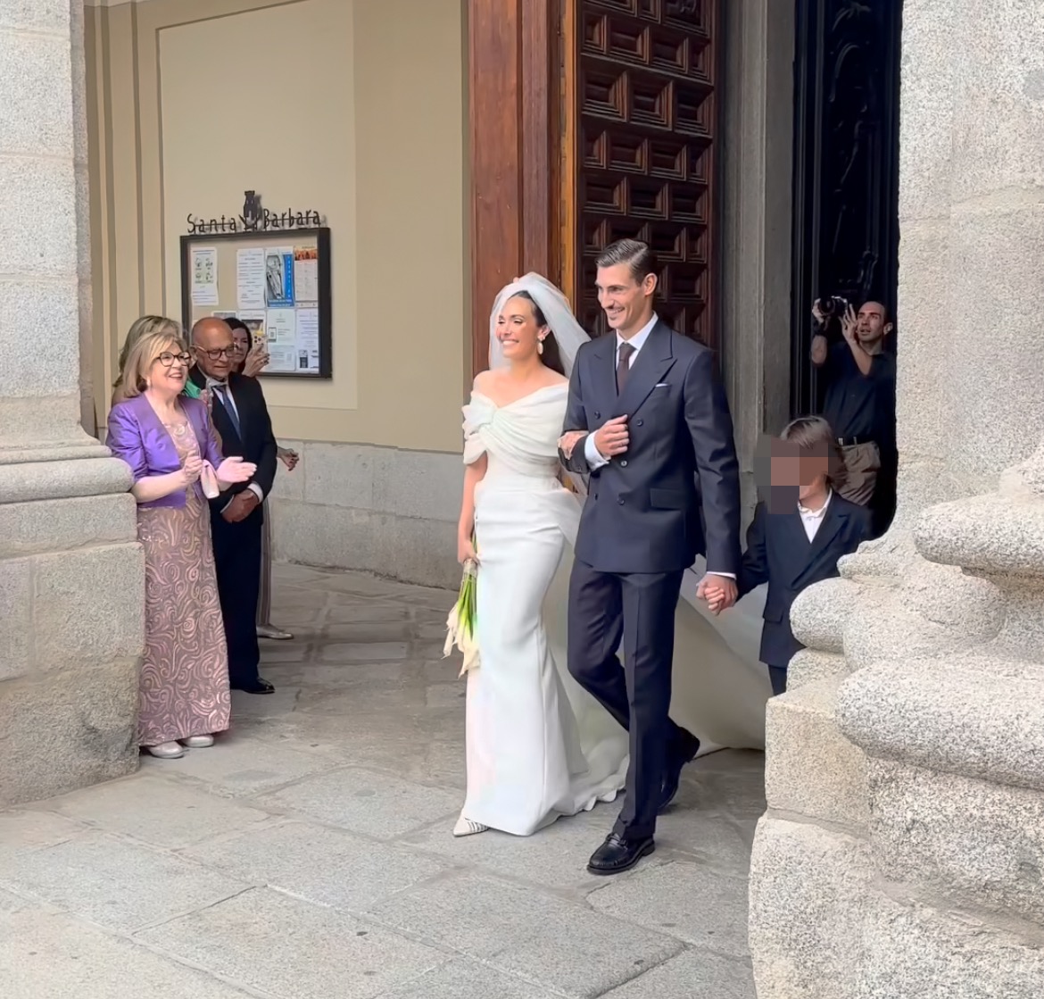 Los novios saliendo junto al hijo de Ana Moya de la iglesia.