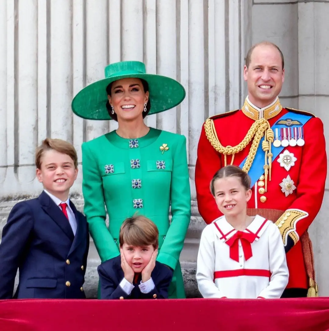 Desde hace algunos años surgen rumores para que los padres de Kate Middleton tengan título, evitando así que el príncipe George sea el primer monarca con abuelos plebeyos.
