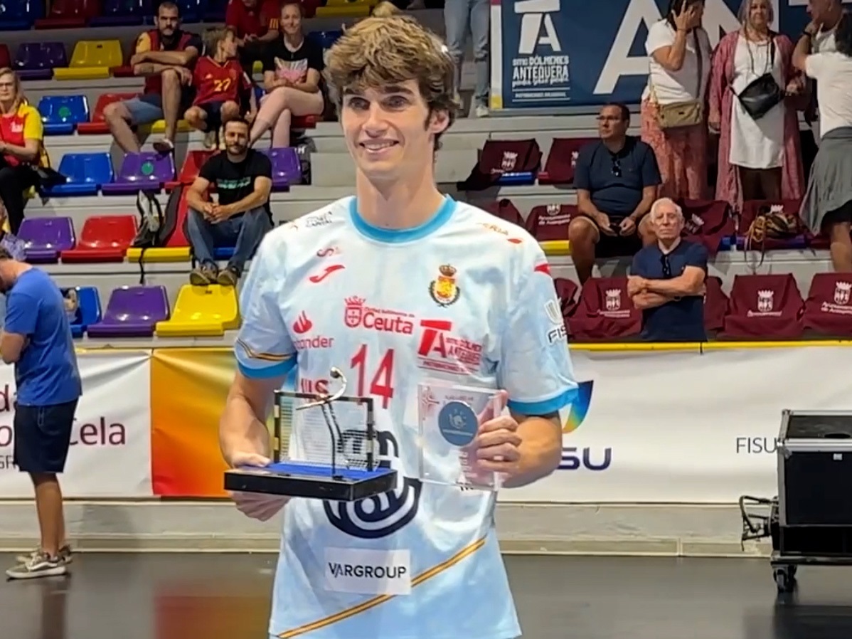 Pablo Urdangarín, posando con el trofeo tras la final del Mundial Universitario de Balonmano