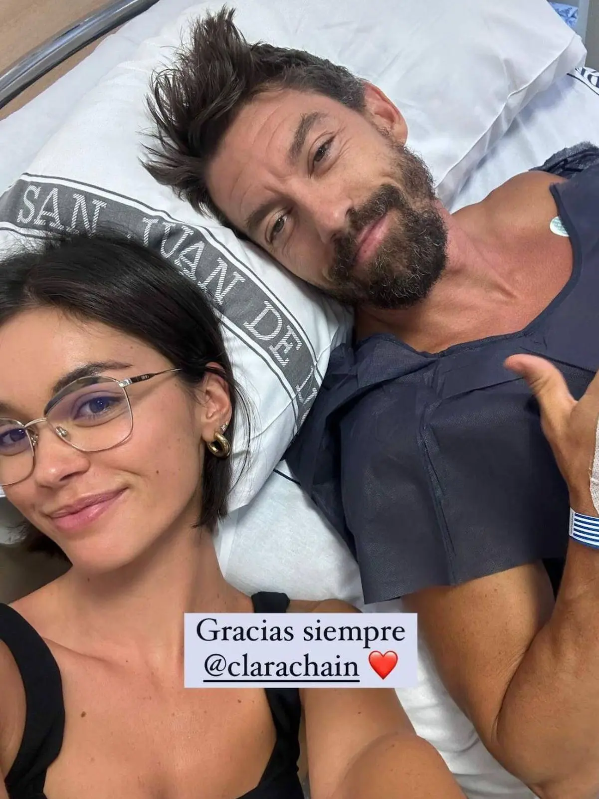 Adrián Lastra con su novia en el hospital