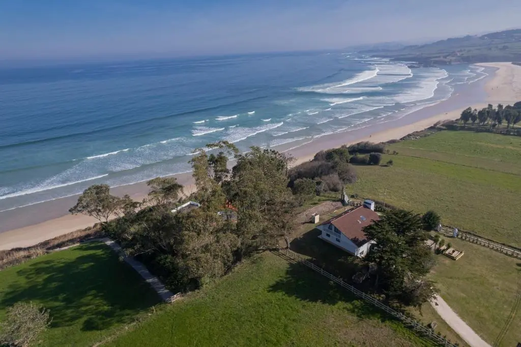 La casa cuenta con acceso privado a la playa. Imagen extraída de la página de Booking.